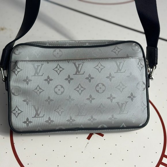 GRAY LOUIS VUITTON MONOGRAM SATELLITE ALPHA MESSENGER CROSSBODY BAG - Picture 2 of 4